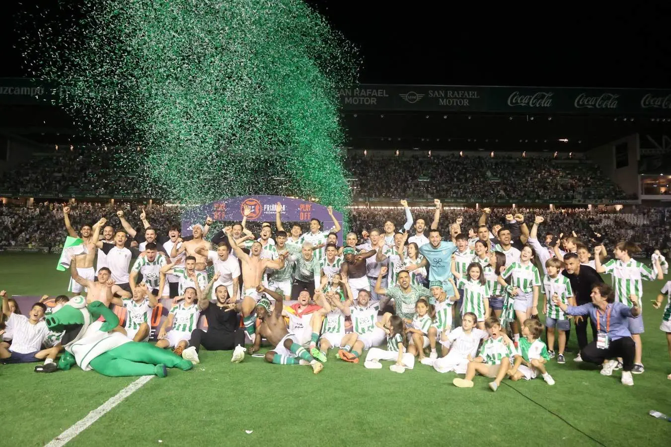 El equipo del Córdoba club de fútbol celebrando su ascenso a Segunda División.