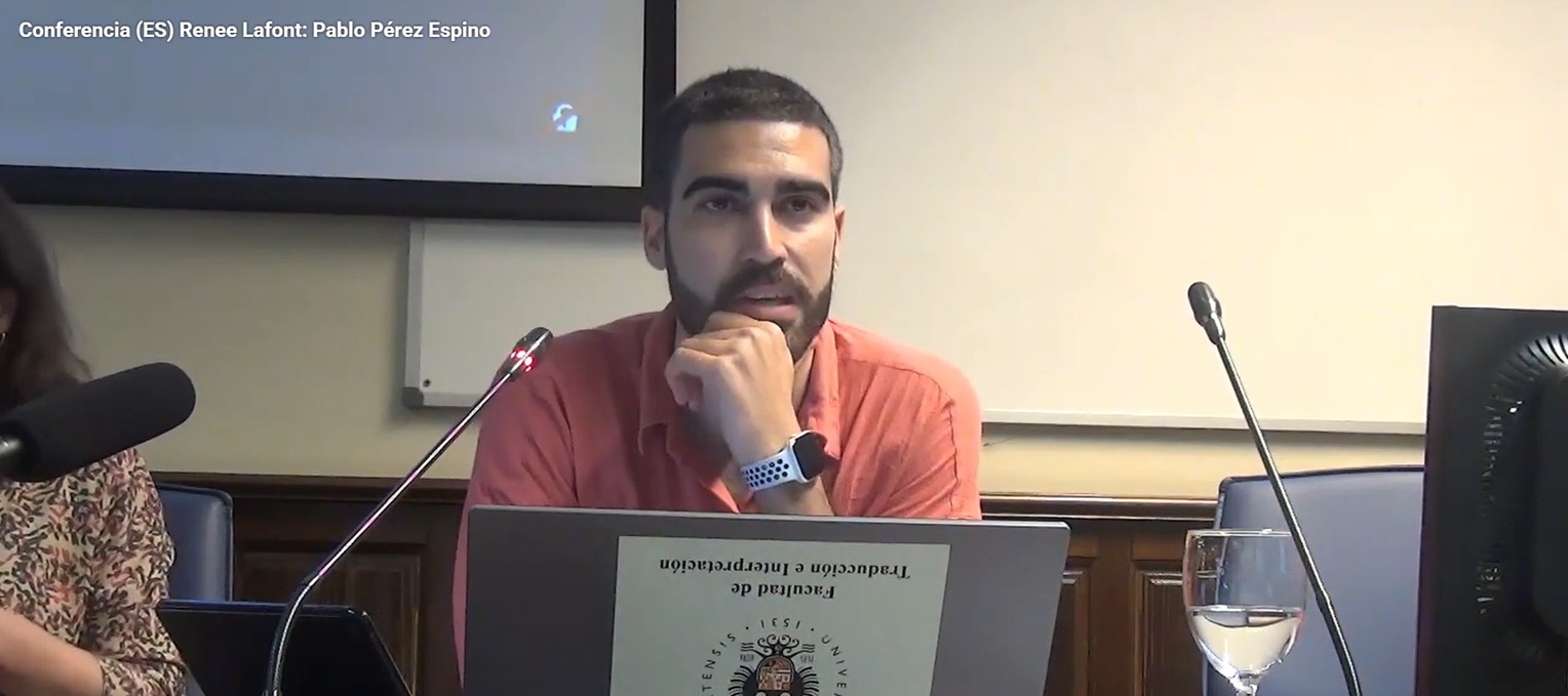 El periodista Pablo Pérez Espino dando una conferencia en la Universidad de Granada.