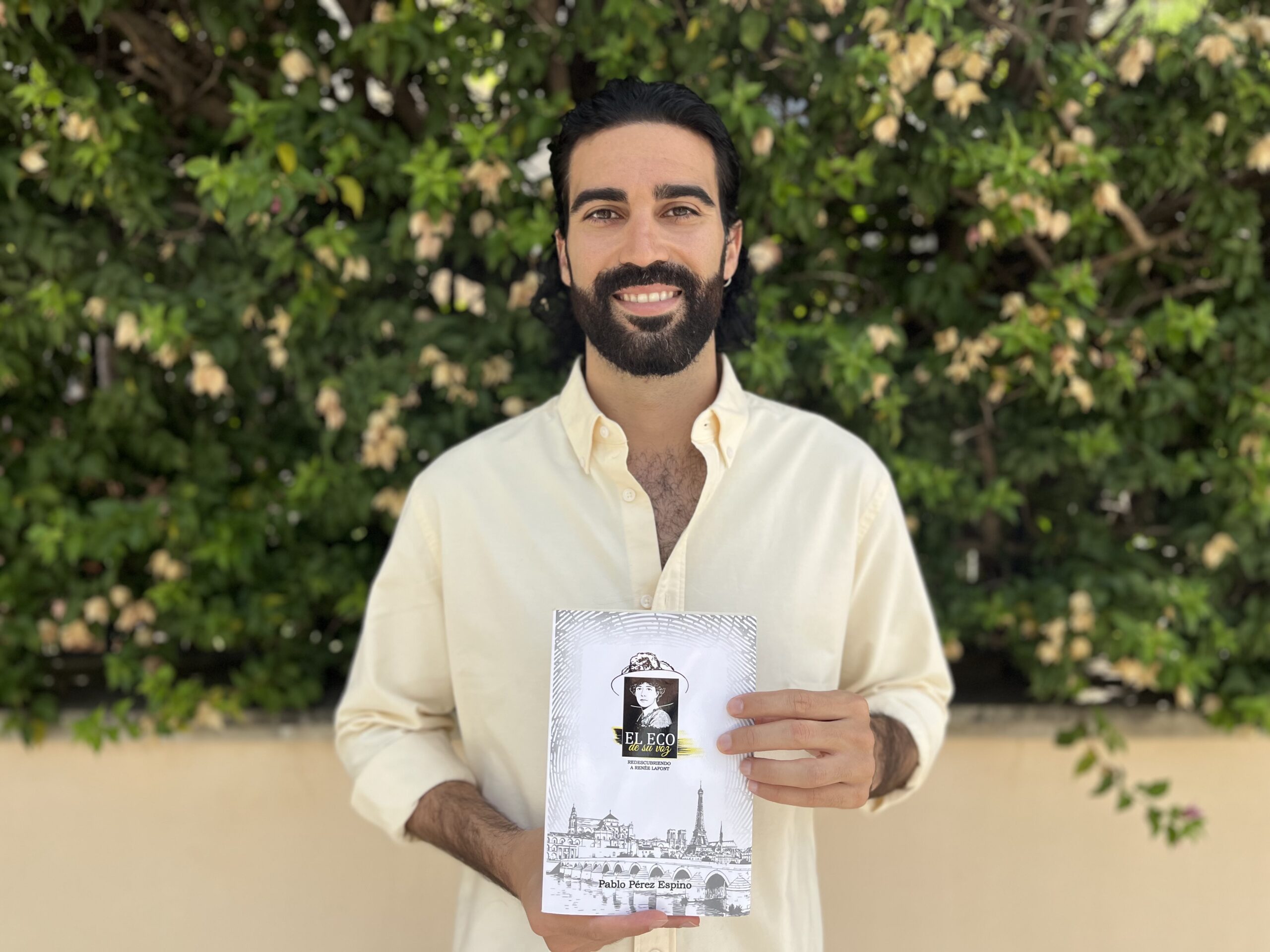 El periodista Pablo Pérez Espino posando con su nuevo libro El eco de voz. Redescubriendo a Renée Lafont.