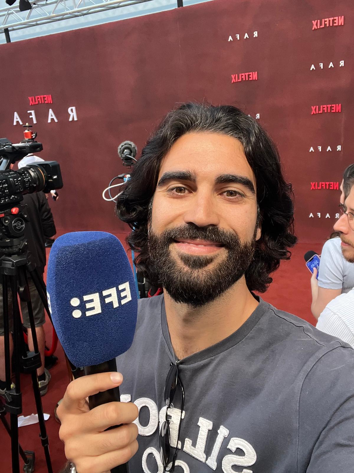 Pablo Pérez haciendo una cobertura periodística para la Agencia EFE.