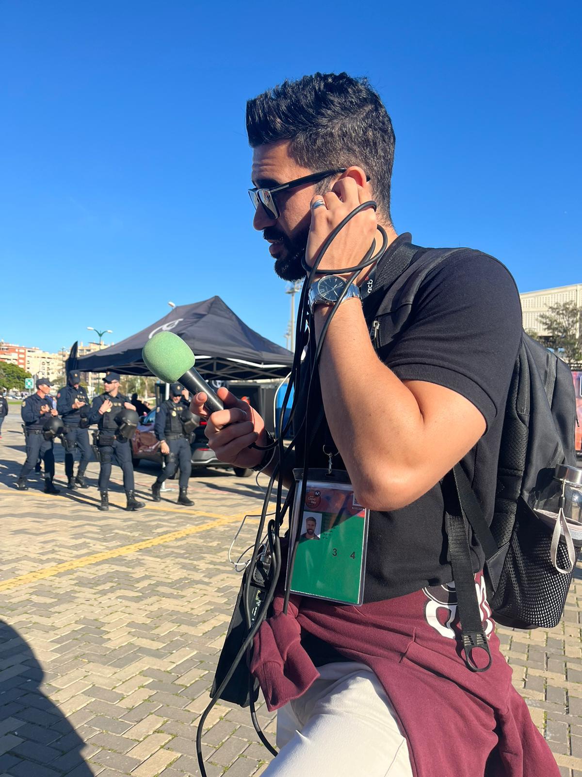 El periodista Pablo Pérez Espino haciendo una cobertura exterior para Radio Nacional de España (RNE).