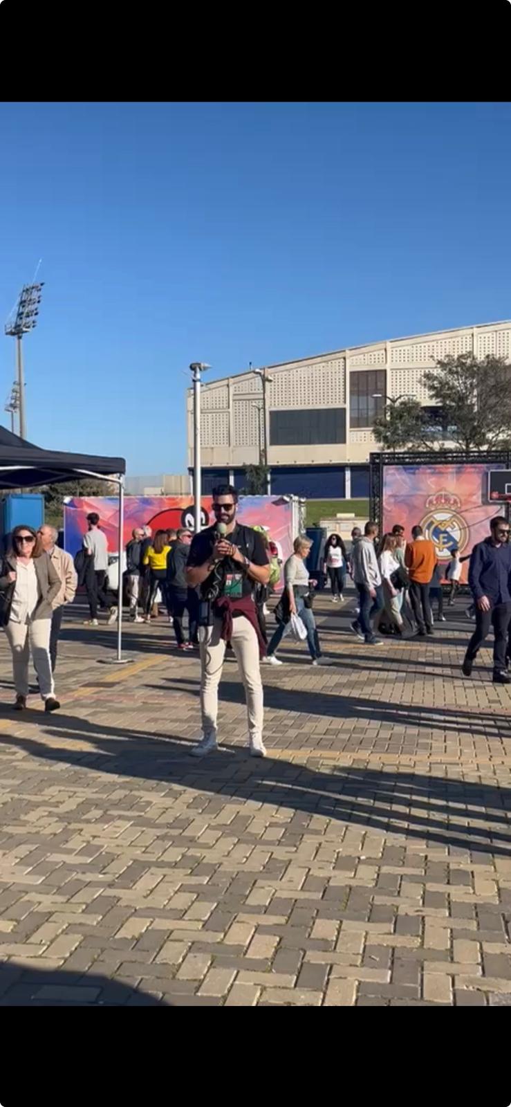 El periodista Pablo Pérez Espino haciendo una cobertura en exteriores para Radio Nacional de España (RNE).